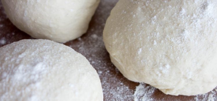 Pizzateig im Küchenmixer Pizzateig im Küchenmixer
