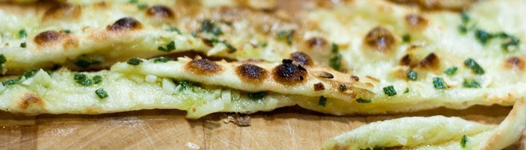 Knoblauch-Streifen-Pizza mit Salbei und Parmesan