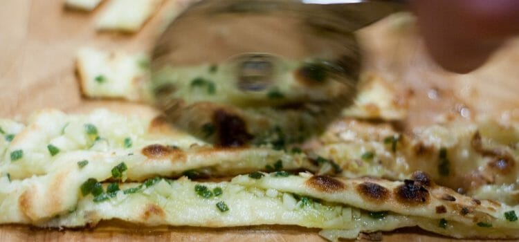 Knoblauch-Streifen-Pizza mit Salbei und Parmesan Knoblauch-Streifen-Pizza mit Salbei und Parmesan