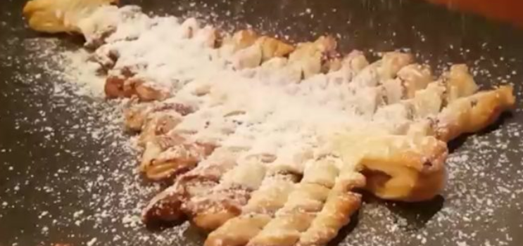 Nutella-Blätterteig-Tannenbaum im Puderzucker-Schneegestöber Nutella-Blätterteig-Tannenbaum im Puderzucker-Schneegestöber