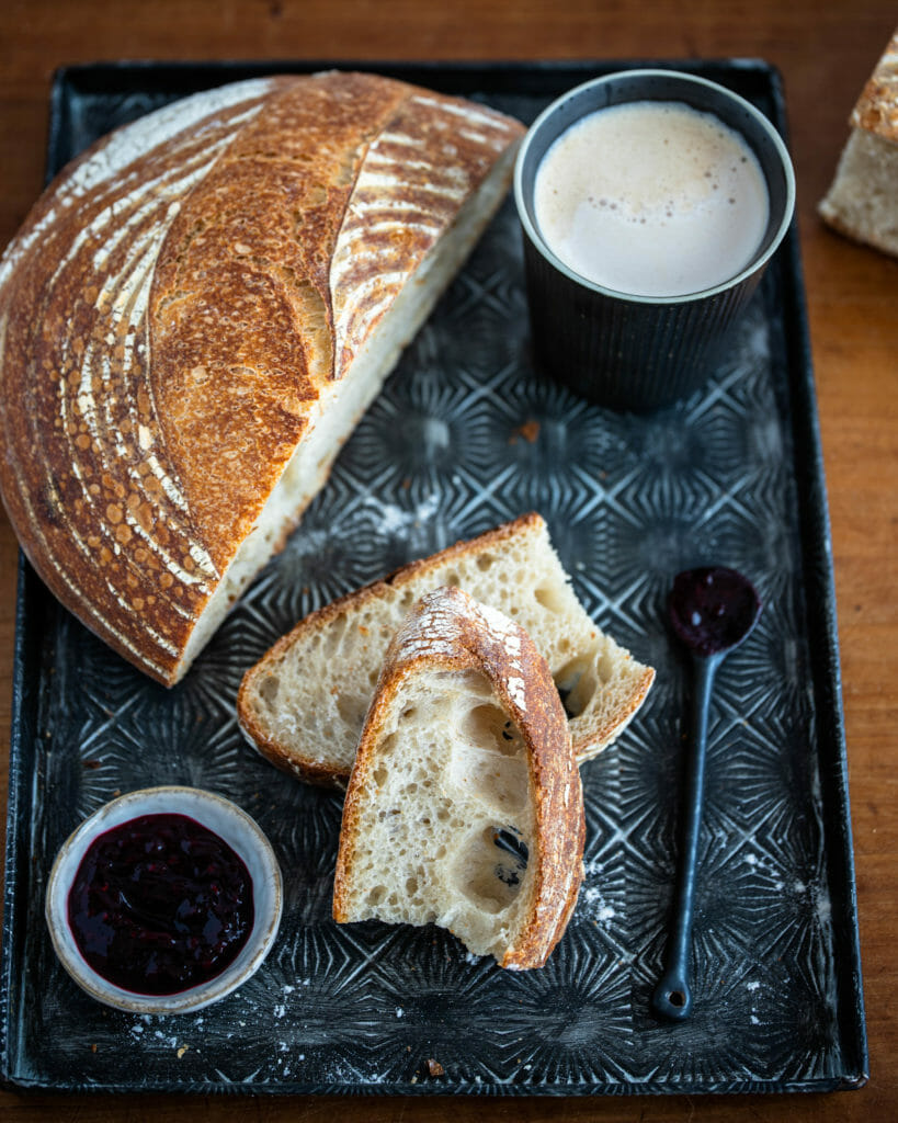 Sauerteigbrot zum Frühstück vom Pizzastahl - Die Backkuppel: Sauerteigbrot backen auf dem Pizzastahl mit Schwaden unter der Glasschüssel