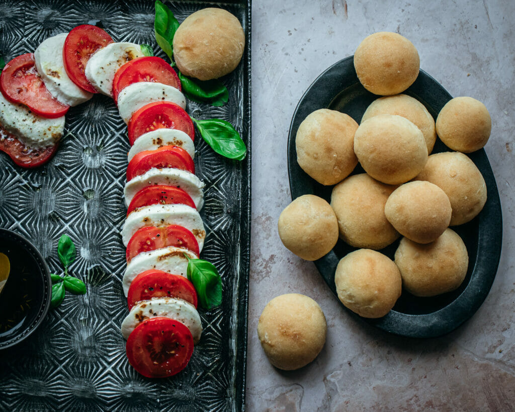 Weihnachtliche Antipasti mit Pizzabrötchen vom Pizzastahl