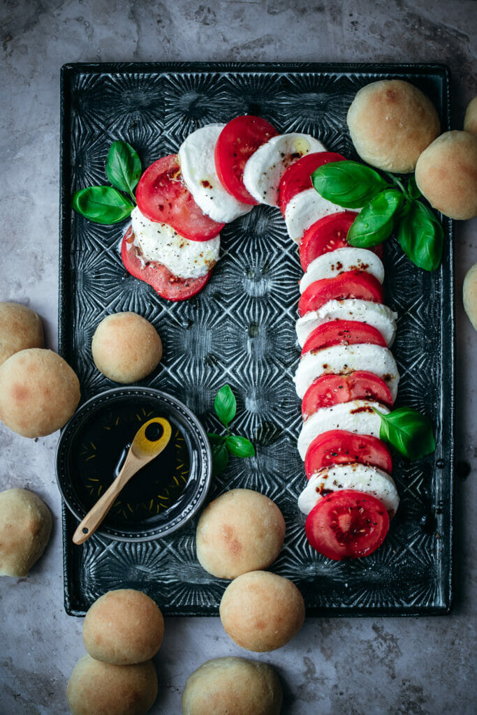 Weihnachtliche Antipasti mit Pizzabrötchen vom Pizzastahl