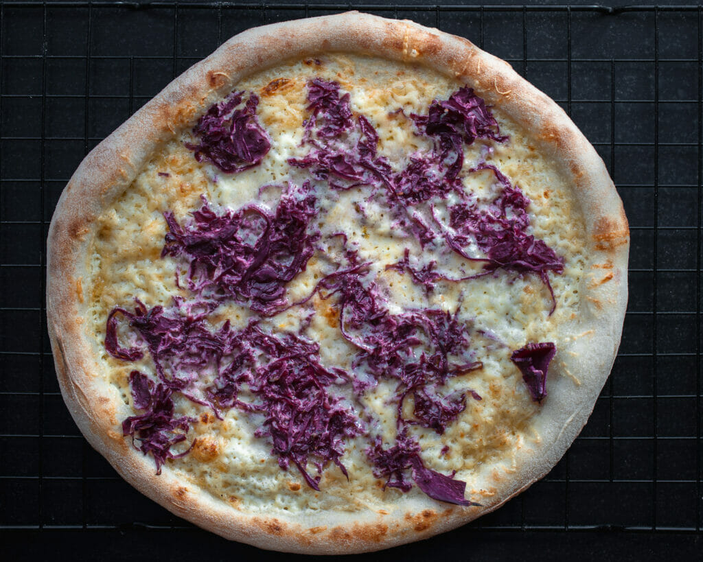 Pizza vom Pizzastahl mit Gruyère und Rotkohl 