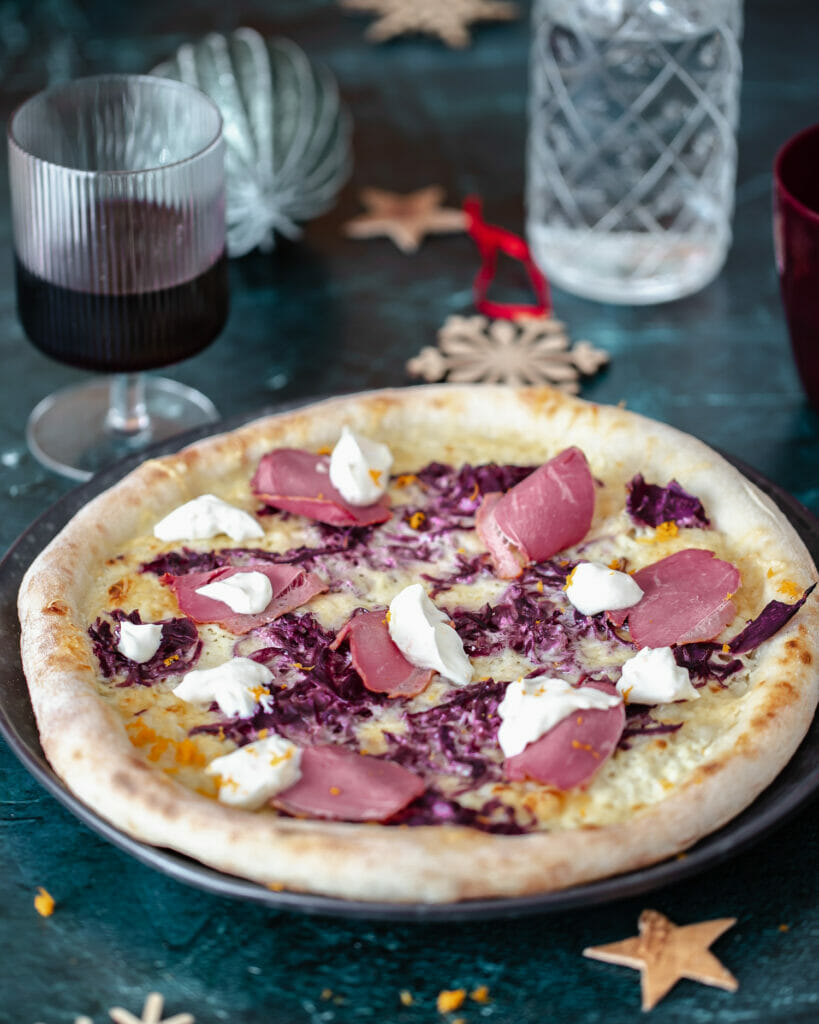 Weihnachtspizza mit Gruyère, 
Gänsebrust, Rotkohl. Creme fraîche und Orangenabrieb 