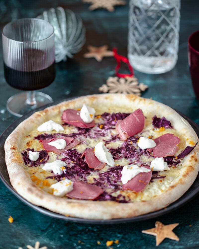 Weihnachtspizza mit Rotkohl und Gänsebraten