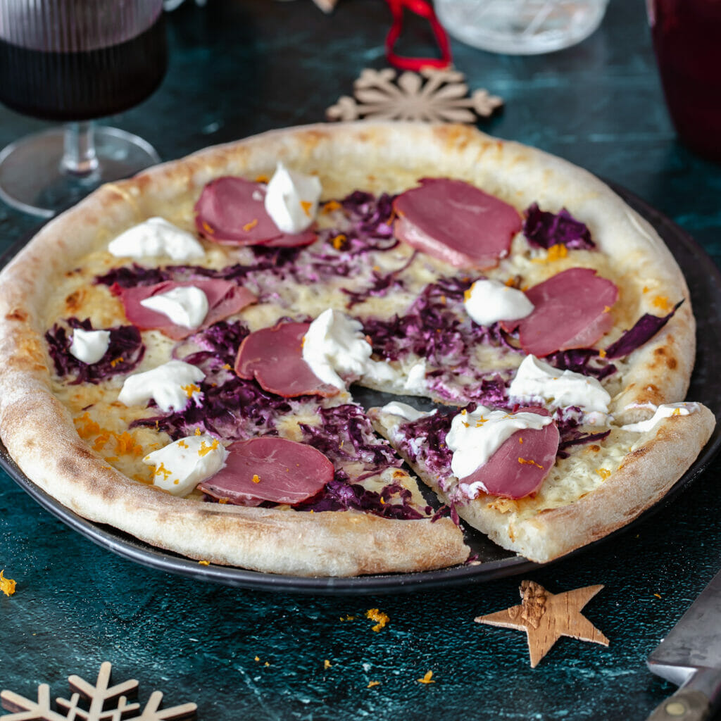 Pizza Bianca mit Gruyère, Rotkohl und gebratener Gänsebrust