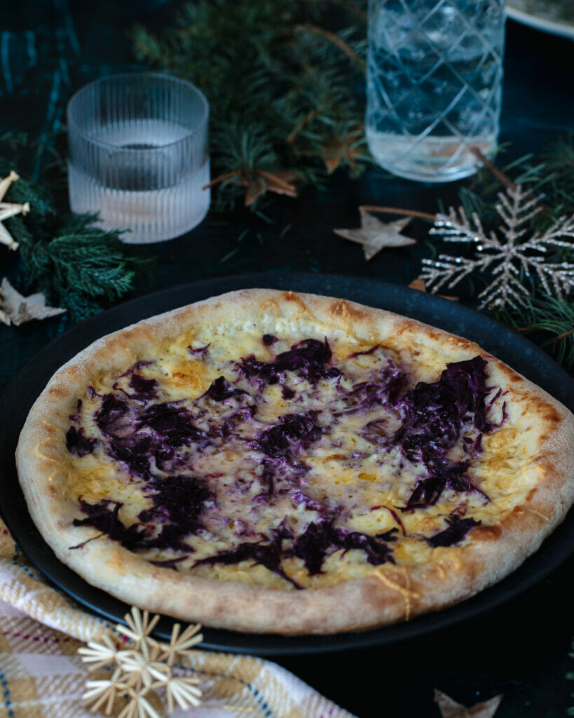 Pizza Bianca mit Gouda, Gruyère und Rotkohl vom Pizzastahl