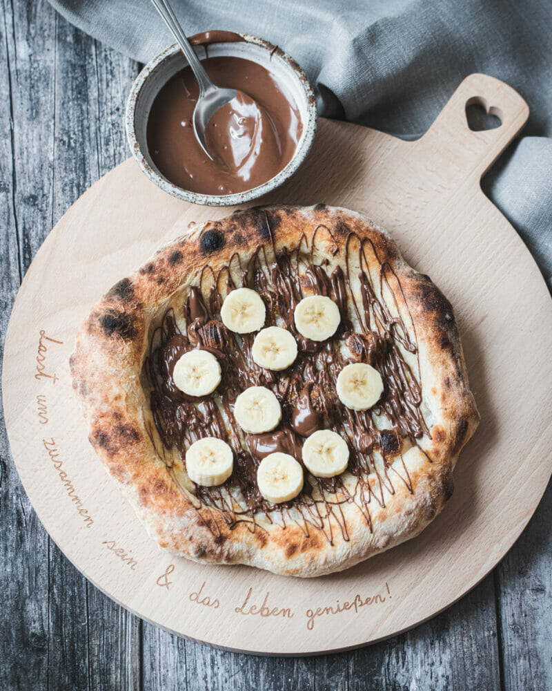 Nutella Pizza mit Bananen auf dem Pizzastahl gebacken