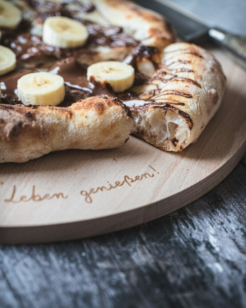 Nahaufnahme von der Schokoladenpizza mit Bananen vom Backstahl