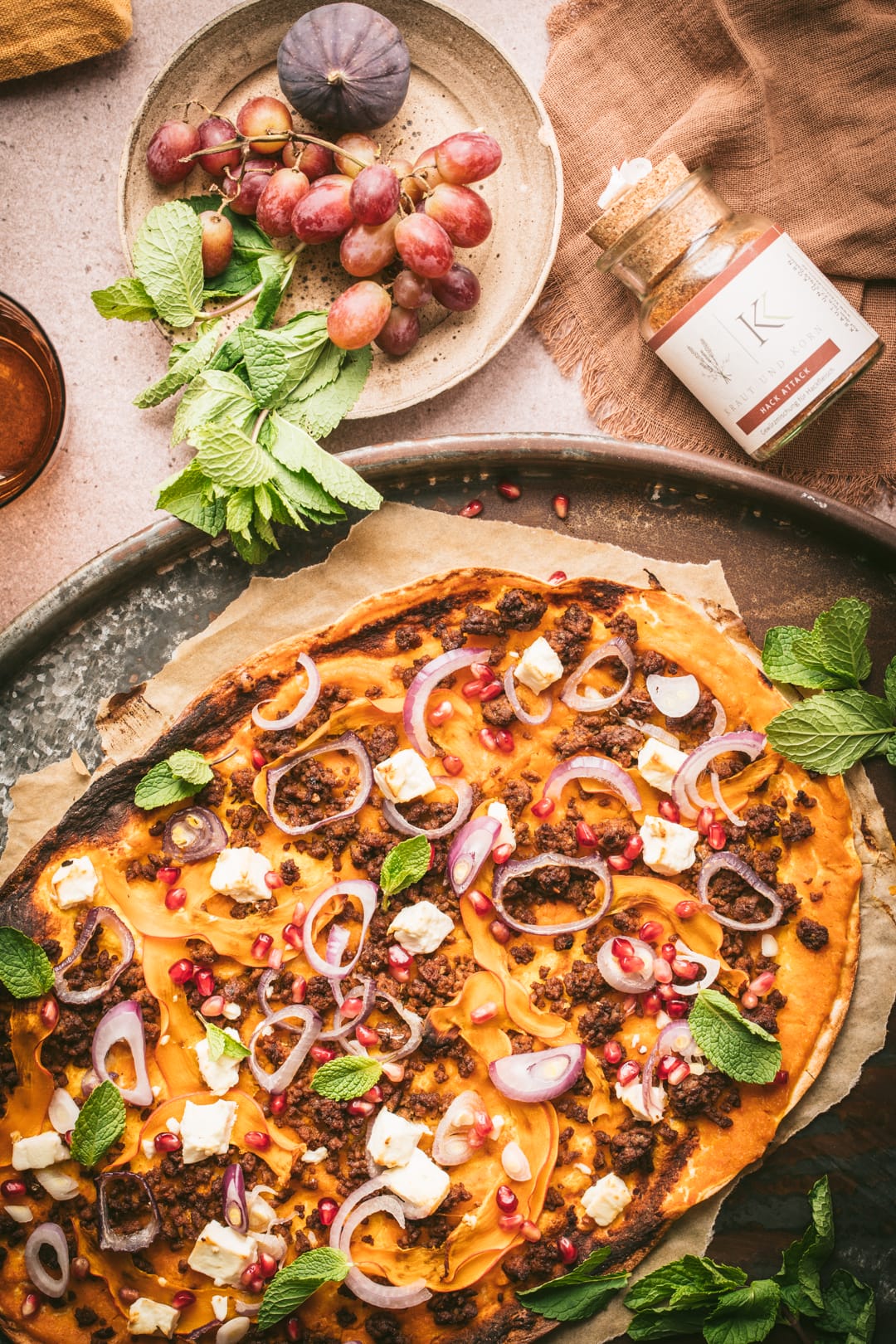 Flammkuchen mit Kuerbis und Hack