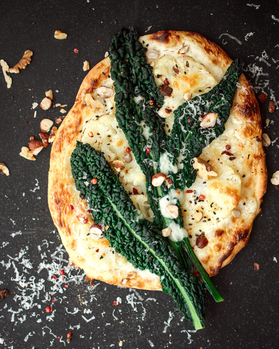 Flammkuchen mit Schwarzkohl
